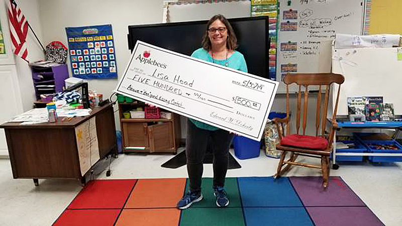 Applebee’s of Coral Springs Presents $500 Check to Local Teacher