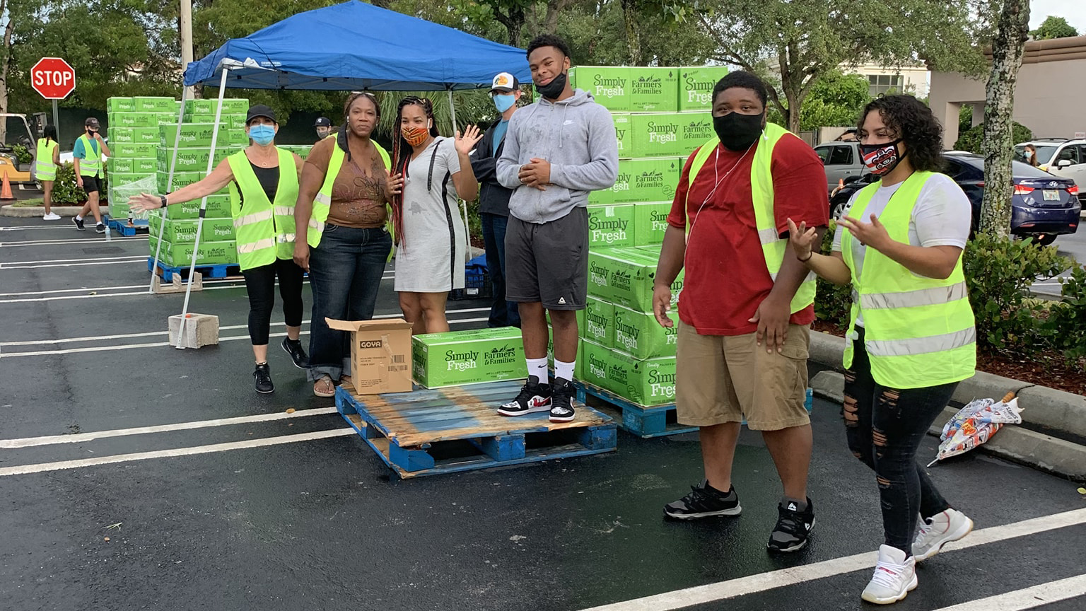 chabad of Coral Springs distributes food